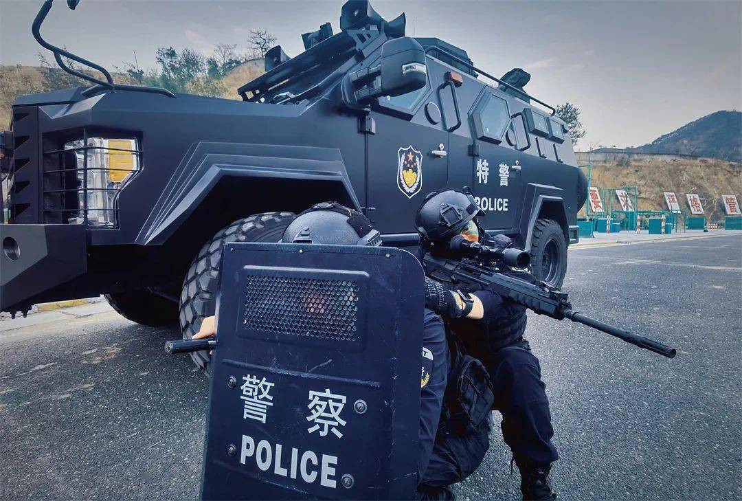 关于半决赛巅峰对决！三湘火狐队火力全开关中青龙队，马拉松赛场再起波澜；传控打穿防线的信息